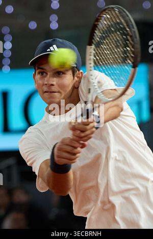 Madrid, Spanien. April 2026. Rafael Jodar trifft im Viertelfinale der Männer zwischen Jannik Sinner aus Italien und Rafael Jodar aus Spanien beim Tennis-Turnier der Madrid Open 2026 in Madrid am 29. April 2026 einen Rückflug. Quelle: Meng Dingbo/Xinhua/Alamy Live News Stockfoto
