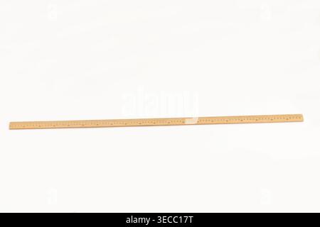 Schneiders Holzlineal isoliert auf weiß Stockfoto