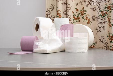 Rollen Toilettenpapier Handtuchhygiene. Rollen Sie auf grauem Hintergrund. Stockfoto
