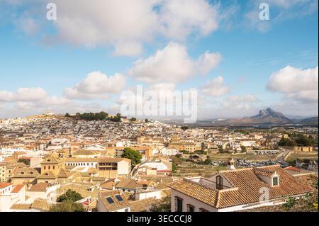 Ein Panorama der Stadt Antequera, Spanien, mit einer dichten Ansammlung traditioneller weiß getünchter Gebäude mit Terrakottadächern. Die Szene ist unter Stockfoto