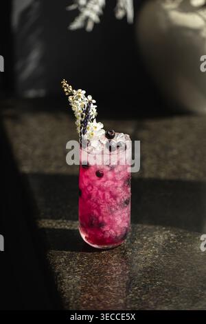 Beerencocktail mit Eis und Blumengarnitur Stockfoto