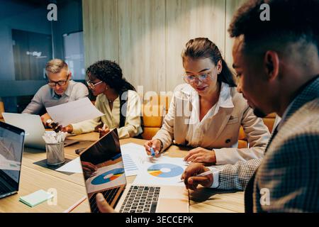 Das Führungsteam analysiert gemeinsam Finanzdaten und zukünftige Strategien Stockfoto
