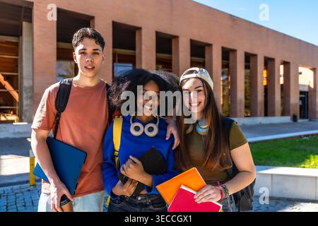Verschiedene Studentenfreunde lächeln auf dem Universitätscampus Stockfoto