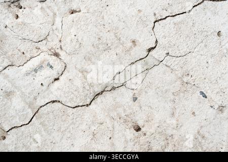 Vorderansicht Nahaufnahme einer gerissenen Betonoberfläche mit einer tiefen Bruchlinie Stockfoto