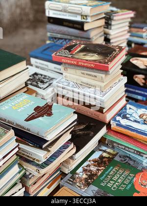 Woronesch, Russland - 7. September 2021: Stapel von Vintage- und Second-Hand-Büchern mit sichtbaren Titeln und bunten Covern. Nahaufnahme eines Buchmarktes Stockfoto
