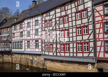 Fassaden historischer Fachwerkhäuser an der Ruhr in Monschau Stockfoto