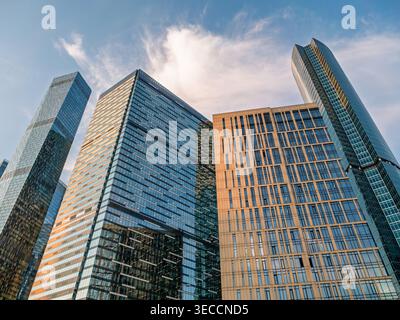 Wolkenkratzer des Moscow International Business Center, die an einem klaren Nachmittag hoch in den hellblauen Himmel ragen Stockfoto