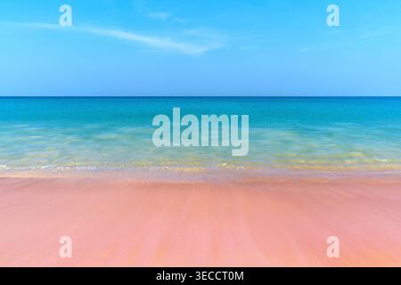 Wunderschöner Strand mit rosa sauberem Sand und Meereswellen. Stockfoto