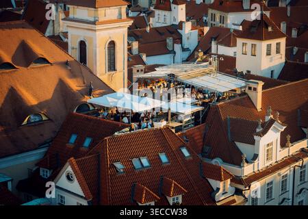 Nächtliche Stadtlandschaft Mit Lebhaftem Essen. Belebtes Dachrestaurant Mit Blick Auf Die Historischen Stadtlichter Stockfoto