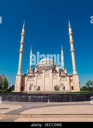 Grosny, Russland - 30. Juli 2021: Majestätische Akhmad-Kadyrow-Moschee mit hoch aufragenden Minaretten und Kuppeln an einem sonnigen Tag Stockfoto
