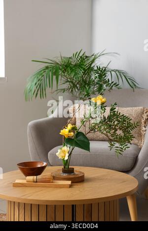 Wunderschönes Ikebana auf dem Couchtisch im Wohnzimmer Stockfoto