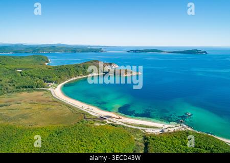 Blick aus der Vogelperspektive auf die atemberaubende Bucht mit Sandstränden, üppigen grünen Hügeln und türkisfarbenem Wasser an einem hellen sonnigen Tag Stockfoto