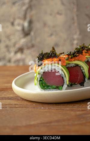 Thunfisch-Sushi-Brötchen mit Tobiko und Algen Stockfoto