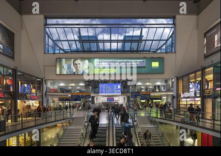 Mittelhalle vom Hauptbahnhof, Nürnberg, Mittelfranken, Bayern, Deutschland Stockfoto