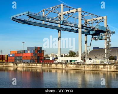 Straßburg, Frankreich - 11. April 2022: Schwerer Kran am Ufer des städtischen Containerterminals am Rhein Stockfoto