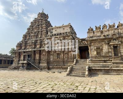 Seitenansicht eines alten Steintempels mit kunstvollen Details und einer Steintreppe, Airavatesvara Tempel, Darasuram, Thanjavur District, Tamil Nadu, Indien Stockfoto