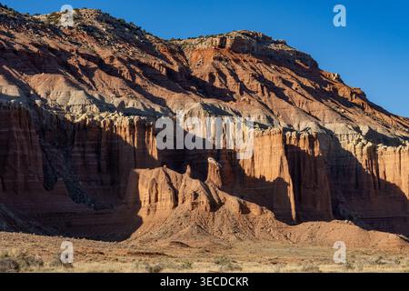 Hoodoos und erodierte Entrada Sandsteinformationen im Cathedral Valley, Capitol Reef National Park, Utah. Stockfoto