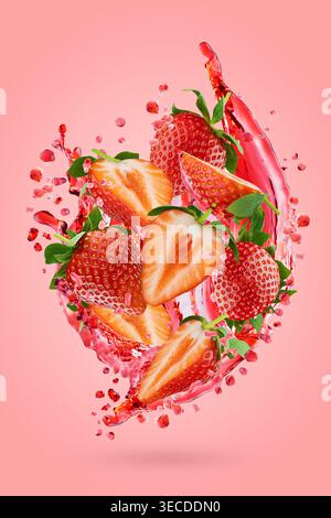 Frischer Erdbeersaft mit geschnittenen pulpigen roten Erdbeerscheiben in dynamischen Spritzern schweben im Fluss auf rosafarbenem Hintergrund. Ideal für das Entgiftungsmenü von Früchten im Sommer, Vitamindiät, Antioxidantien, Saftetikett. Stockfoto