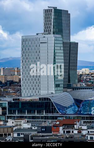 Der Nextower ist Teil des Palaisquartier-Komplexes im Stadtzentrum von Frankfurts. Direkt neben dem Turm befinden sich das Einkaufszentrum MyZeil und das JW Marriott Hotel. Stockfoto