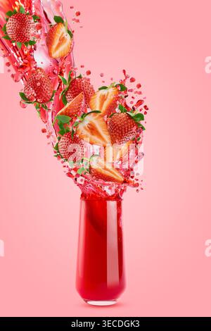 Fluss von frischem rotem Erdbeersaft gießen Sie in Glas mit FliegenErdbeerscheiben, platzen Spritzer auf rosa Hintergrund. Perfekt für Werbung für organische Antioxidantien, Entgiftungsmenü, Fitness-Diät, Etikett. Stockfoto