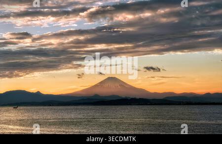 Japan, Honshu Island, Kamakura, Überblick über den Fuji in der Abenddämmerung. Stockfoto