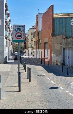 Viladecans, Spanien - 30. April 2026: Eine enge Stadtstraße mit einem Ciclocarrer-Schild mit einer Geschwindigkeitsbegrenzung von 30, die eine nachhaltige Stadtinfrastruktur darstellt Stockfoto
