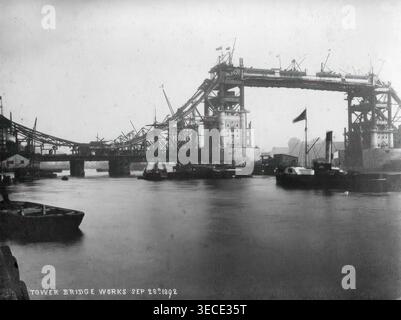 Viktorianisches London. 28. September 1892. Bauarbeiten an der Tower Bridge, London. Stockfoto