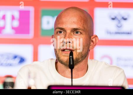 KÖLN, DEUTSCHLAND - APRIL 30: Rene Wagner (Cheftrainer 1. FC Köln) während der gemeinsamen Pressekonferenz vor dem Spiel der Google Pixel Frauen Bundesliga zwischen 1. FC Köln gegen SV Werder Bremen im RheinEnergieStadion und im 1. Bundesliga-Spiel zwischen Union Berlin und 1. FC Köln am 30. April 2026 in Geissbockheim in Köln. Stockfoto