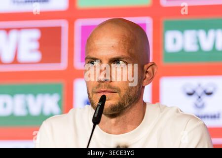 KÖLN, DEUTSCHLAND - APRIL 30: Rene Wagner (Cheftrainer 1. FC Köln) während der gemeinsamen Pressekonferenz vor dem Spiel der Google Pixel Frauen Bundesliga zwischen 1. FC Köln gegen SV Werder Bremen im RheinEnergieStadion und im 1. Bundesliga-Spiel zwischen Union Berlin und 1. FC Köln am 30. April 2026 in Geissbockheim in Köln. Stockfoto