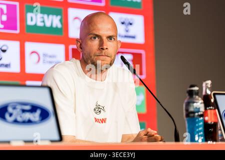 KÖLN, DEUTSCHLAND - APRIL 30: Rene Wagner (Cheftrainer 1. FC Köln) während der gemeinsamen Pressekonferenz vor dem Spiel der Google Pixel Frauen Bundesliga zwischen 1. FC Köln gegen SV Werder Bremen im RheinEnergieStadion und im 1. Bundesliga-Spiel zwischen Union Berlin und 1. FC Köln am 30. April 2026 in Geissbockheim in Köln. Stockfoto