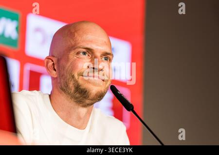 KÖLN, DEUTSCHLAND - APRIL 30: Rene Wagner (Cheftrainer 1. FC Köln) während der gemeinsamen Pressekonferenz vor dem Spiel der Google Pixel Frauen Bundesliga zwischen 1. FC Köln gegen SV Werder Bremen im RheinEnergieStadion und im 1. Bundesliga-Spiel zwischen Union Berlin und 1. FC Köln am 30. April 2026 in Geissbockheim in Köln. Stockfoto