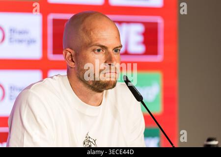 KÖLN, DEUTSCHLAND - APRIL 30: Rene Wagner (Cheftrainer 1. FC Köln) während der gemeinsamen Pressekonferenz vor dem Spiel der Google Pixel Frauen Bundesliga zwischen 1. FC Köln gegen SV Werder Bremen im RheinEnergieStadion und im 1. Bundesliga-Spiel zwischen Union Berlin und 1. FC Köln am 30. April 2026 in Geissbockheim in Köln. Stockfoto