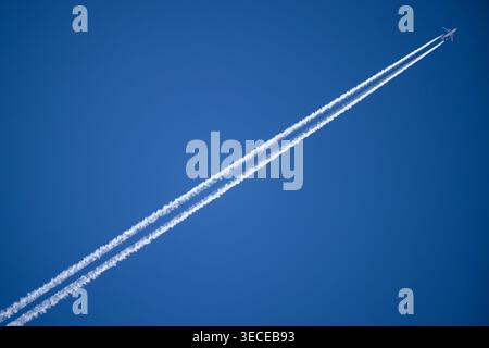 30. April 2026, Nordrhein-Westfalen, Kölm: Ein Passagierflugzeug fliegt über dem wolkenlosen blauen Himmel über Köln. Foto: Rolf Vennenbernd/dpa Stockfoto