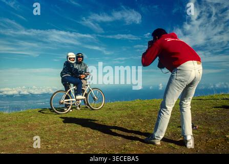Auf dem Gipfel des Haleakala Berges können Sie den Sonnenaufgang genießen und dann mit dem Fahrrad auf Maui Island, Hawaii, USA, zum Meeresspiegel fahren Stockfoto
