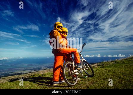 Auf dem Gipfel des Haleakala Berges können Sie den Sonnenaufgang genießen und dann mit dem Fahrrad auf Maui Island, Hawaii, USA, zum Meeresspiegel fahren Stockfoto