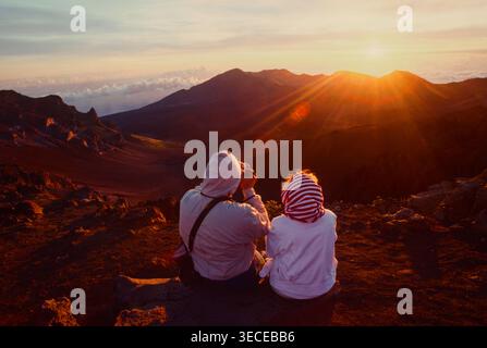 Auf dem Gipfel des Haleakala Berges können Sie den Sonnenaufgang genießen und dann mit dem Fahrrad auf Maui Island, Hawaii, USA, zum Meeresspiegel fahren Stockfoto