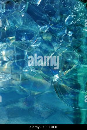 Abstrakte, tiefblaue Blumenstruktur mit durchscheinenden Formen, sanften Lichtreflexionen, Vorderansicht, kühlen Tönen, dekorativem digitalen Hintergrund Stockfoto