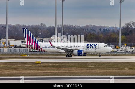München, 4. April 2026: Ein Airbus A320-251N (Airbus A320neo), der von Sky Express Greece betrieben wird, fährt zur Start- und Landebahn am Flughafen München. Registrierung Stockfoto