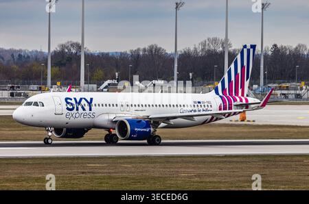 München, 4. April 2026: Ein Airbus A320-251N (Airbus A320neo) von Sky Express Greece startet von der Start- und Landebahn am Flughafen München. Regist Stockfoto