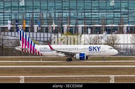 München, 4. April 2026: Ein Airbus A320-251N (Airbus A320neo), der von Sky Express Greece betrieben wird, fährt zur Start- und Landebahn am Flughafen München. Registrierung Stockfoto