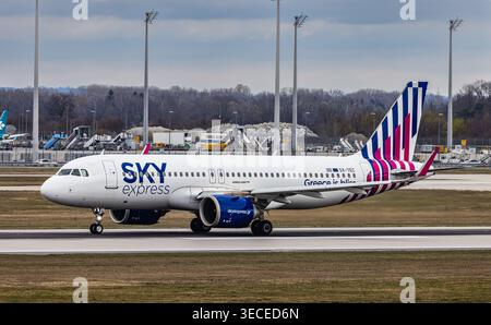München, 4. April 2026: Ein Airbus A320-251N (Airbus A320neo) von Sky Express Greece startet von der Start- und Landebahn am Flughafen München. Regist Stockfoto