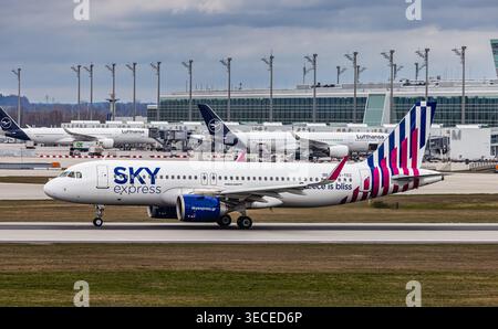 München, 4. April 2026: Ein Airbus A320-251N (Airbus A320neo) von Sky Express Greece startet von der Start- und Landebahn am Flughafen München. Regist Stockfoto