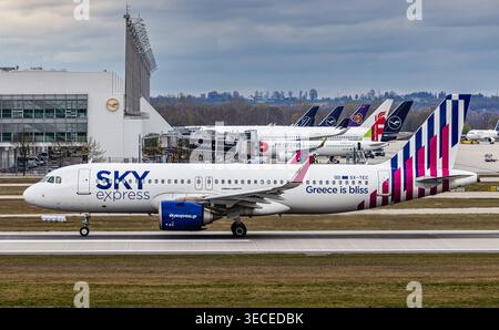 München, 4. April 2026: Ein Airbus A320-251N (Airbus A320neo) von Sky Express Greece startet von der Start- und Landebahn am Flughafen München. Regist Stockfoto