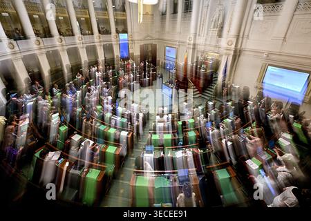 Brüssel, Belgien April 2026 30. Ein Doppelbelichtungsbild zeigt eine Großansicht einer Plenarsitzung der Kammer im Bundesparlament in Brüssel am Donnerstag, den 30. April 2026. BELGA FOTO DIRK WAEM Credit: Belga News Agency/Alamy Live News Stockfoto
