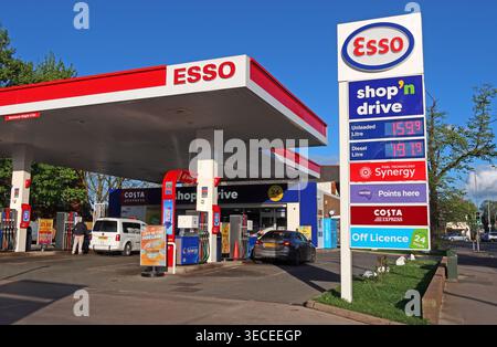 ESSO Latchford Tankstelle in Warrington zeigt hohe Benzin- und Dieselpreise während des Drucks auf dem globalen Ölmarkt, des Iran-Krieges in den USA Israel Stockfoto