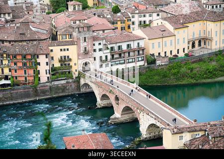 Blick aus der Vogelperspektive auf das historische Zentrum von Verona mit der Ponte Pietra Brücke über die Etsch und dem Veroneser Kathedralturm Verona, Veneto, Italien Stockfoto