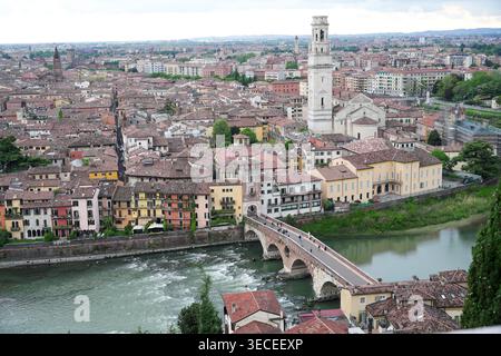 Blick aus der Vogelperspektive auf das historische Zentrum von Verona mit der Ponte Pietra Brücke über die Etsch und dem Veroneser Kathedralturm Verona, Veneto, Italien Stockfoto
