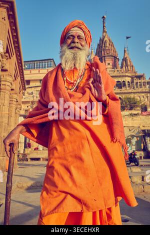 Varanasi, Indien - 3. März 2025: Porträt eines alten weisen Sadhu in Varanasi, Indien Stockfoto