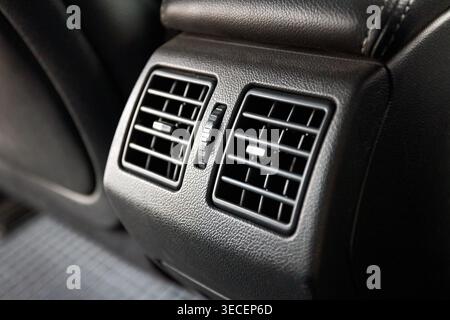 Das Fahrzeug zeigt die seitlichen Luftdüsen hinten. Fahrzeugbelüftung und Klimaanlage für Rücksitze moderner Autos. Zwei-Zonen-Klimaregelung für das Fahrzeug für die Heckklappe Stockfoto