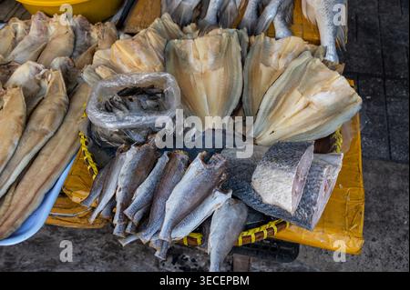 Verschiedene getrocknete Fische zum Verkauf an einem Straßenmarkt in der Stadt Chau Doc in Südvietnam Stockfoto